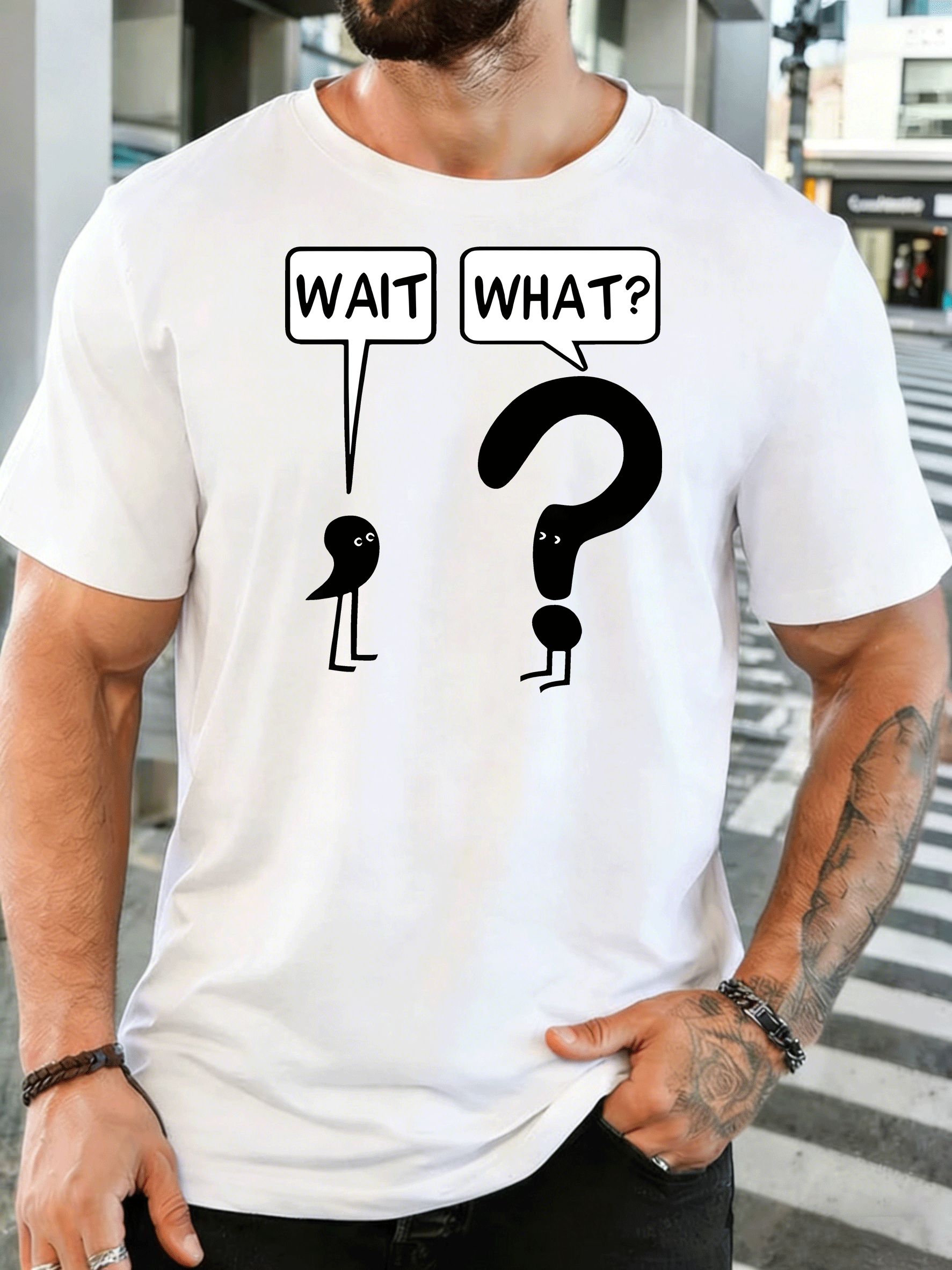 Men'S Fashion Questions - 面白い「ちょっと待って、これは何？」というメッセージがプリントされた、男性用Tシャツ。前面にプリントされたイラストは、クエスチョンマークをモチーフにした漫画風のデザイン。カジュアルな半袖トップスで、ユーモア好きの方へのプレゼントに最適。
