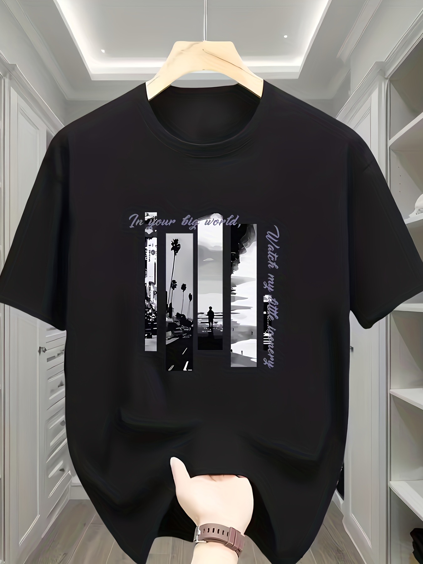Mens Fashion Combination - ラウンドネックの半袖Tシャツ。前面には都市の風景を描いたストーリーボードのグラフィックと「In Your Big World, Watch My